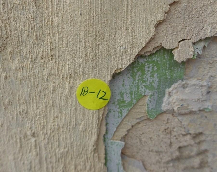 Sección B – Enlucido blanco con acumulación de suciedad