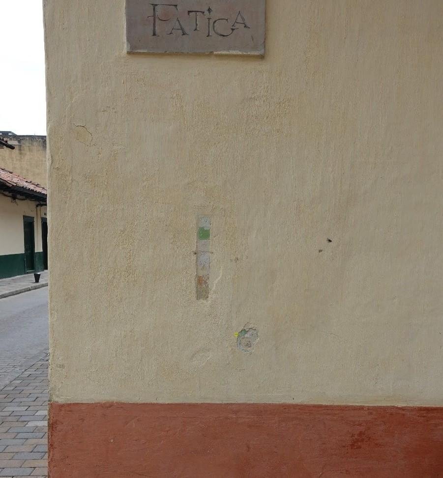 Sección B – Pinturas sintéticas blancas y amarillas claras